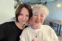Lee Sinje shares rare photo with mum, who steals spotlight with striking beauty