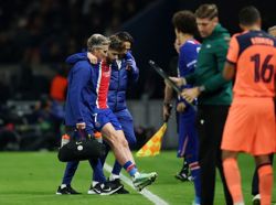 Soccer-PSG's Kvaratskhelia to undergo surgery on torn ACL, Dembele out for few weeks