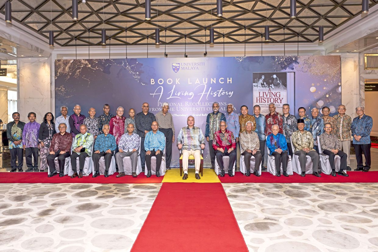 Sultan Nazrin (centre) with the contributors at the book’s launch in Kuala Lumpur. His Royal Highness is flanked by Prof Noor Azuan on his right and Prof Kumar Das. With them are Prof Dr Syed Jalaludin (seated fourth from left) and Prof Tengku Shamsul (seated fourth from right).