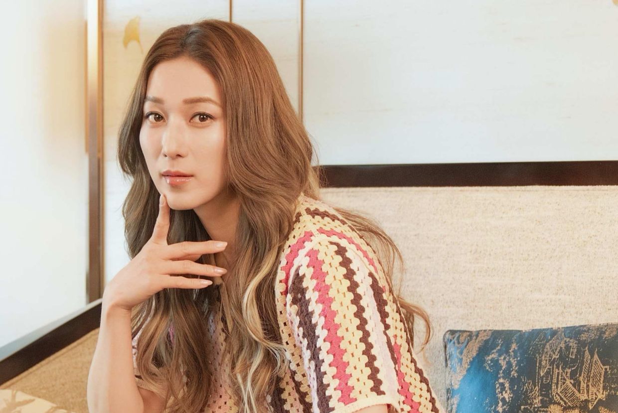 前TVB明星钟嘉欣时隔八年重返马来西亚,品尝榴莲、炒粿条等美食