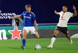 Soccer-Paz dazzles as Como thrash Manchester United 4-1