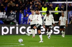 Soccer-Fernandes questions United's tactics after Como hammering