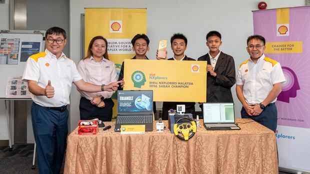 Jong (left), Soong (second from left) and Jinikol (right) alongside Sabah champions Team Triangle.