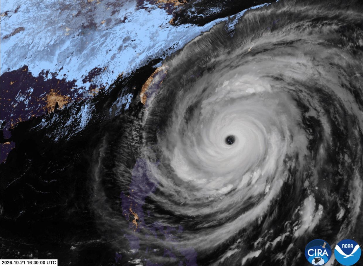 The eye of Typhoon Champi swirls over the Philippine Sea, as seen from space in this screengrab taken from a handout GIF image. -- Photo: CSU/CIRA and JMA/JAXA /Handout via REUTERS