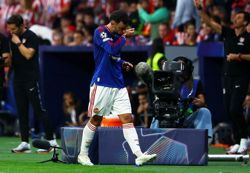 Soccer-Police investigate burglary at Man United captain Fernandes' house, Athletic reports