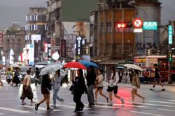UPDATE 5-Taiwan shuts down ahead of Typhoon Champi, nearly 1,000 flights cancelled