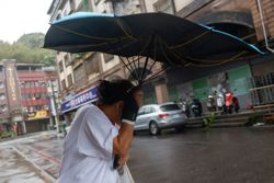 Taiwan shuts US$5 trillion stock market as Typhoon Champi nears, almost 1,000 flights cancelled