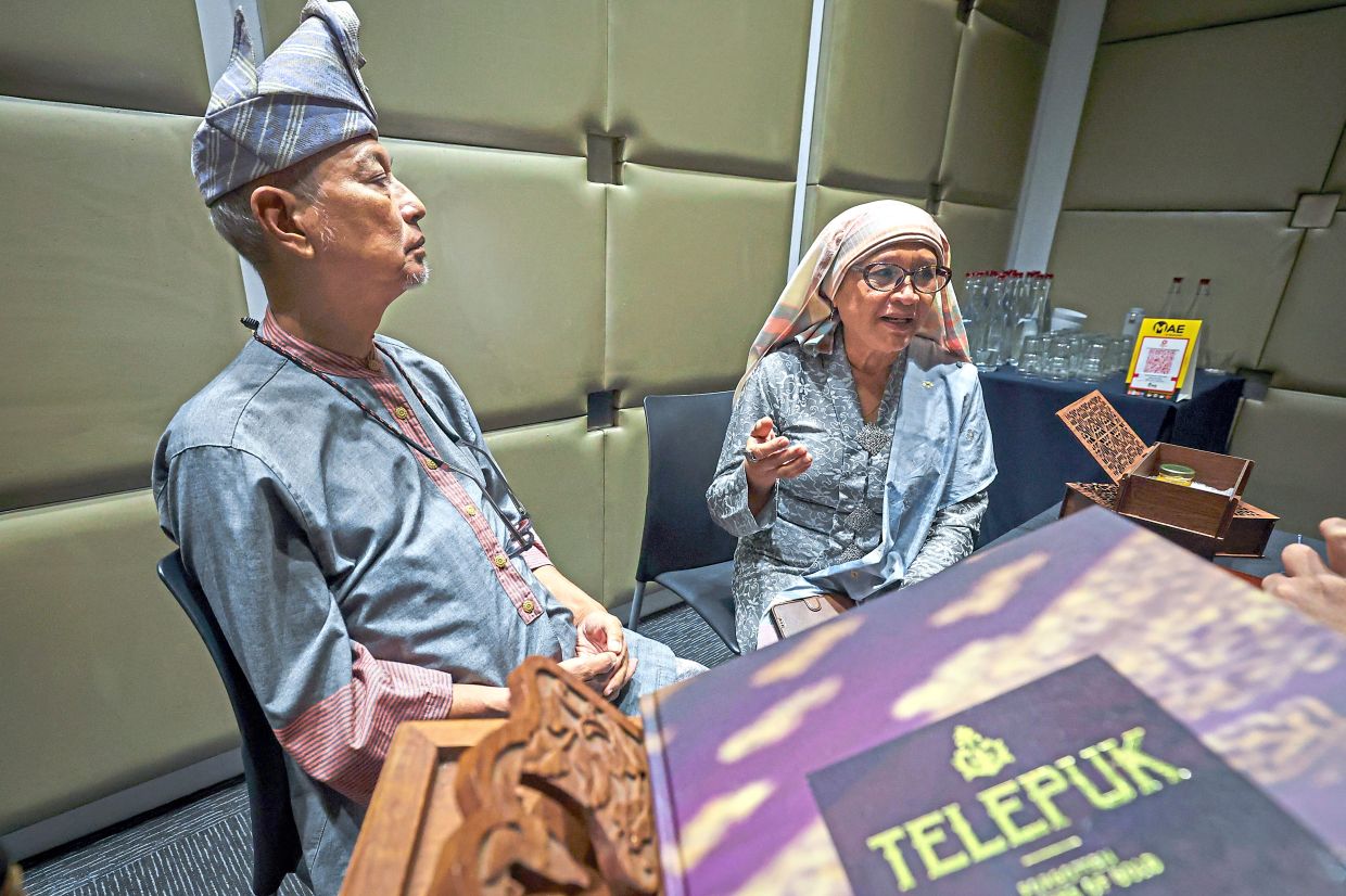 Intan and Abdul Razak speaking during the workshop at the Royal Selangor Visitor Centre.