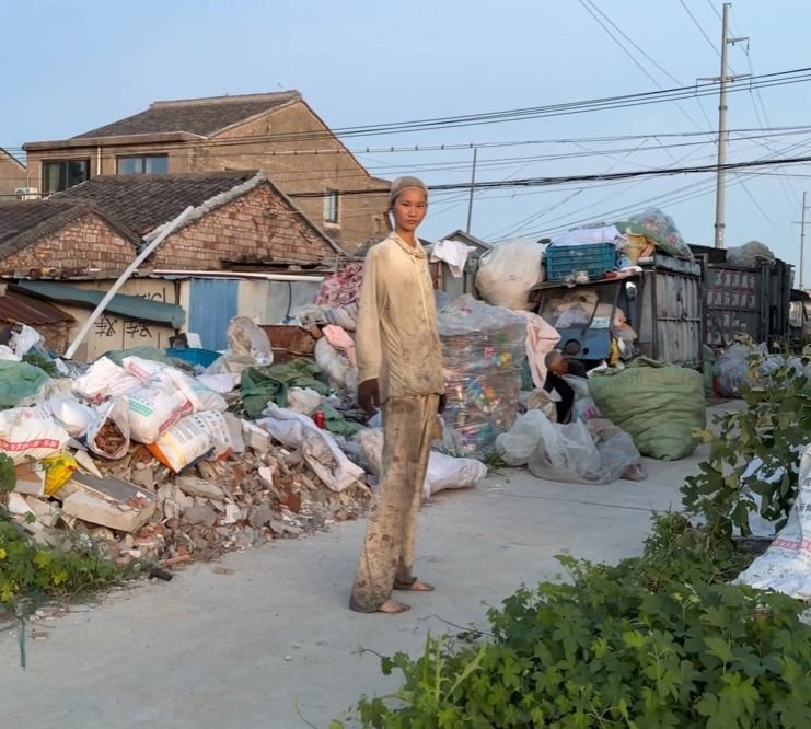 Leng sorts waste at a collection station in Taizhou, Zhejiang Province. -- Photo from Leng Minghui's Douyin account.