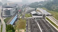 MRL: Covered walkway at Gombak station by March