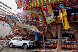 Typhoon Champi sweeps past Taiwan, leaving 1 dead, 500 injured
