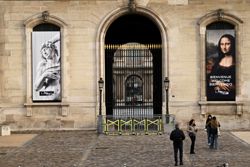 Paris museums close as France deploys thousands of police for new protests