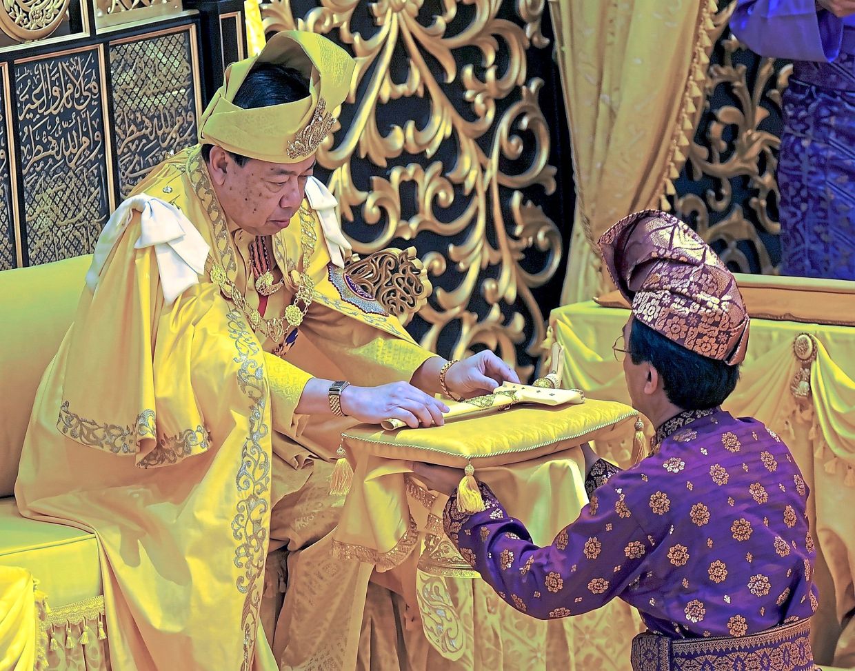 The late Tengku Besar Putra Tengku Ismail Shah presenting the Keris Terapang Gabus to Sultan Sharafuddin Idris Shah during His Royal Highness' coronation as the ninth Sultan of Selangor. – Filepic