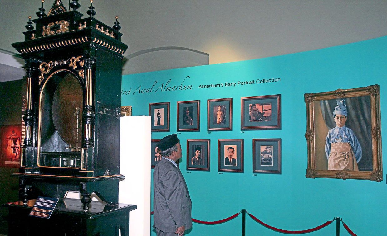 The late Sultan Salahuddin’s photos (right) and his music box (left) on display.