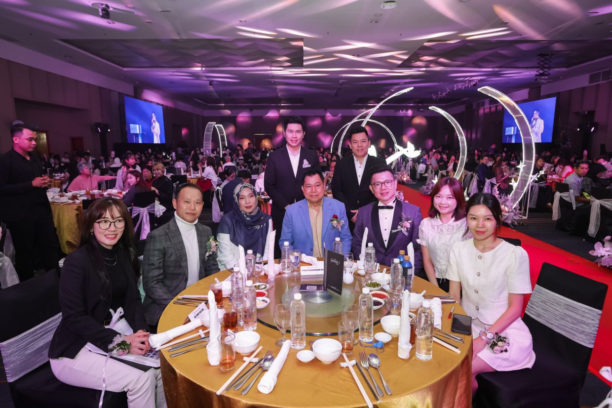 (Seated from left) Plastic surgeons Dr Khoo Yan Teng and Dr Woo Qi Jie, with the Health Ministry senior principal assistant director Dr Emmy Zuleikha Ismail Hashim, Tengku Datuk Dr Hishammuddin, Dr Neik and LS Aesthetics doctors.