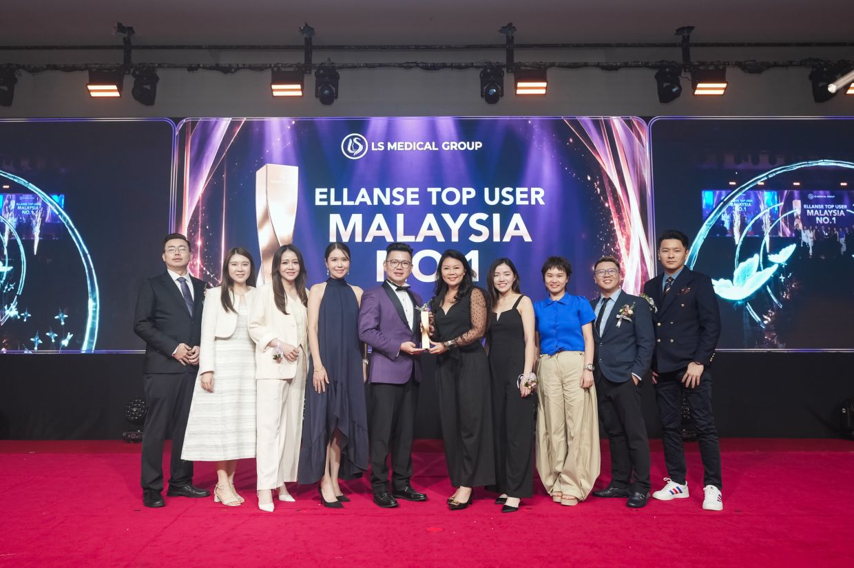 Presentation of the Malaysia's No.1 Ellanse Top User award as LS Aesthetic directors assemble (left to right): Skudai director Dr Matthew Kok Yee Hern, Bukit Mertajam doctor-in-charge Dr Ang Sung Nien, aesthetic practitioner Dr Esther Chuah Chia Yi, Kuching director Dr Crystal Oon Ming Hsia, Dr Neik, Chong, Mid Valley director Dr Chew Ai Wie, Ipoh Garden director Dr Siow Pey Shin, Kota Kinabalu director Dr Pang Yee Jack and Penang director Dr Edward Tan Mun Kit.