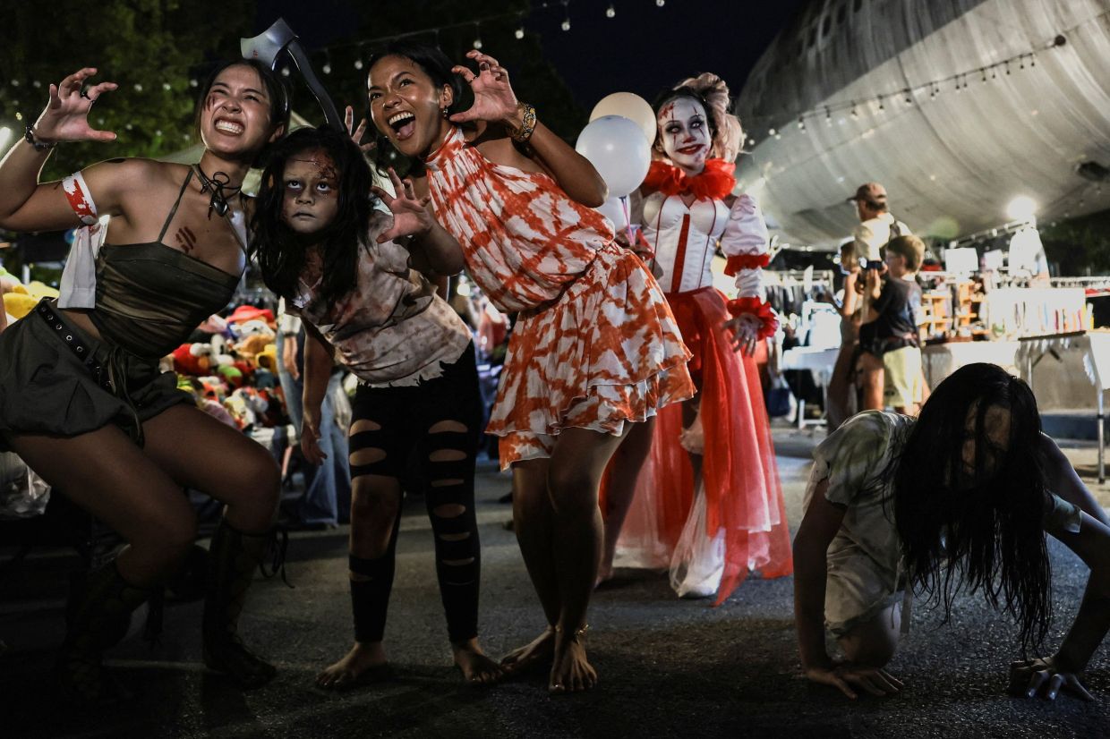 Young teens take part in a Halloween costume contest in Bangkok, Thailand. -- Photo: REUTERS/Chalinee Thirasupa