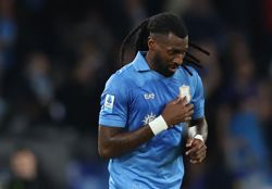 Soccer-Roma rally to draw 3-3 at Napoli as Como keep on winning