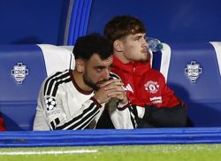 Soccer-Carrick drops United captain Fernandes to bench against Bournemouth