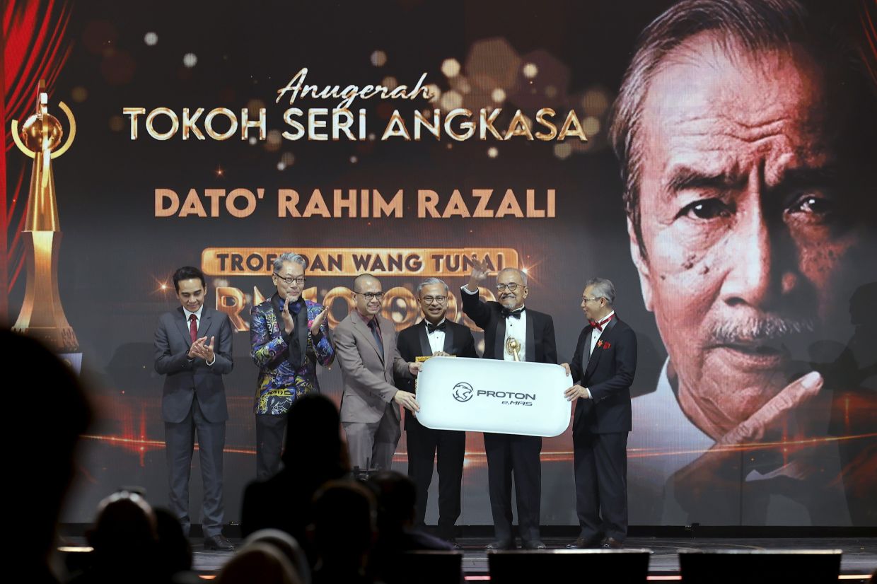The Communications Minister Datuk Seri Fahmi Fadzil (third from right) presents the Anugerah Tokoh Seri Angkasa to Datuk Rahim Razali (second from right) at the Anugerah Seri Angkasa (ASA) 2026 at Pusat Konvensyen Antarabangsa Putrajaya (PICC). Turut sama Ketua Setiausaha Kementerian Komunikasi Datuk Abdul Halim Hamzah (kanan) dan Ketua Pengarah Penyiaran Datuk Ashwad Ismail. -- fotoBERNAMA (2026) HAK CIPTA TERPELIHARA