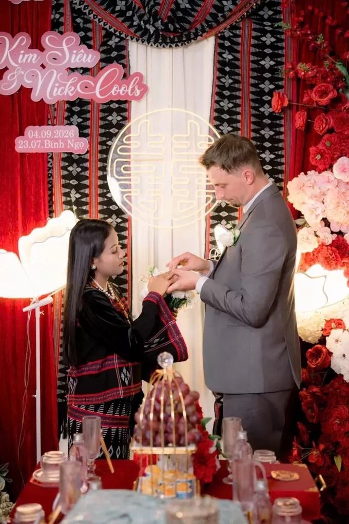 Dirk places the wedding ring on Sieu's finger during their wedding in 2026. -- Photo courtesy of Sieu / VnExpress-Vietnam News