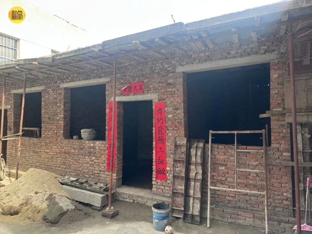 The latest flare-up in this two-century land dispute involved the Du family trying to renovate their kitchen and raise a wall, which the Zhang family repeatedly blocked. -- Photo: Sina / South China Morning Post