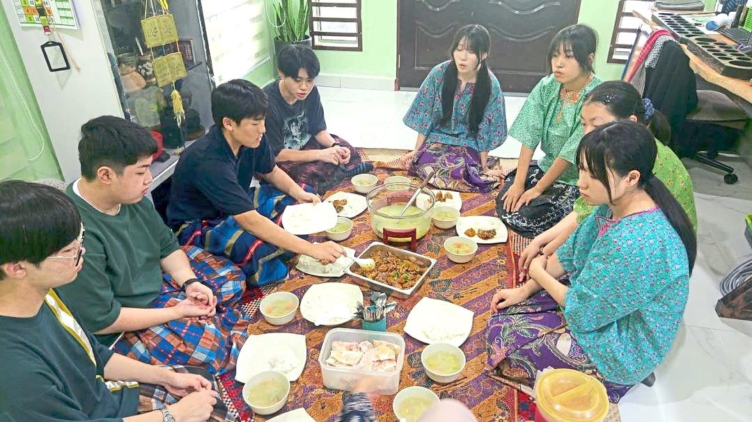 Japanese high school students enjoying a local meal during their visit to Homestay Desa Murni in Temerloh, Pahang.