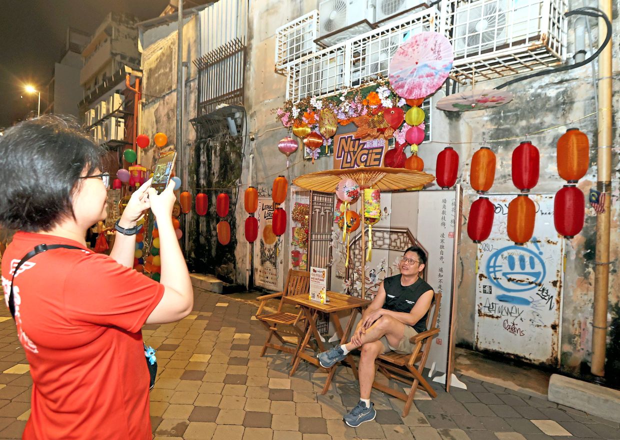Visitors taking photos at the booth set up by Nu Lycie Sdn Bhd.