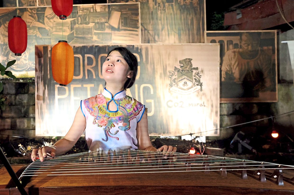 Visitors were entertained by various performances, including mastery of the ‘guzheng’ (Chinese zither).