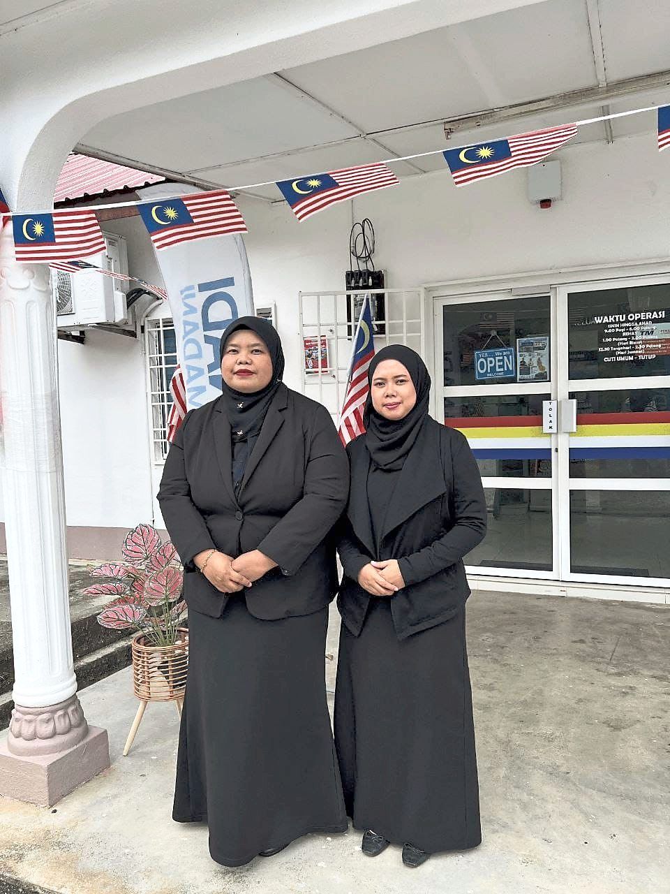 'Students like to come to the Nadi centre due to its flexible learning schedule and free service,' says Rossyafira (left) who manages Nadi Felda Soeharto, with her assistant, Nur Syafiqah Muhamad.