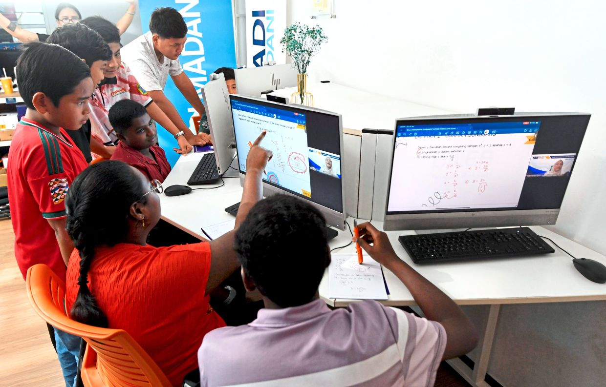 Abdul Arsyad (standing, fourth from left) shares that the Nadi centre offers convenient access and comfortable facilities for his studies and revision.