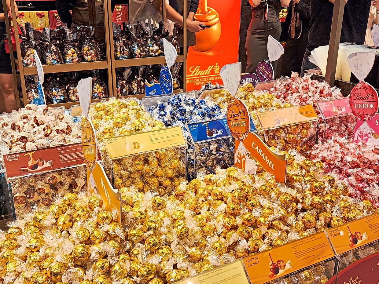 One of the fun factors of the new store is a Lindor pick-and-mix option which allows guests to pick their own favourite chocolates from 19 different options. 