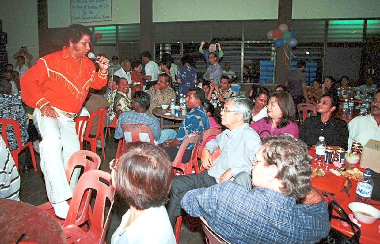 Warren entertaining senior citizen at an event in the Portuguese Settlement in Melaka.