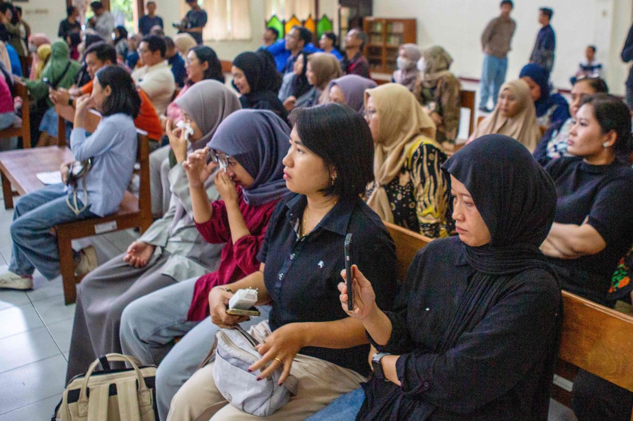Mothers of child victims react while attending the verdict sentencing session of daycare workers accused of child abuse and neglect at the Little Aresha Daycare, inside the Yogyakarta District Court in Yogyakarta on October 28, 2026. An Indonesian court on October 28, sentenced 11 childcare workers to up to three years in prison for abusing toddlers at a daycare centre in a case that sparked nationwide outrage. (Photo by DEVI RAHMAN/ AFP)