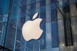 Apple bets MacBook Pro buyers will pay more for touch screens