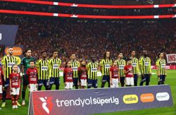 Soccer-Kuyt to take charge of Fenerbahce on interim basis