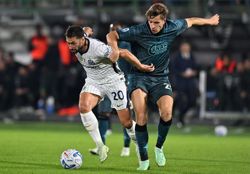 Soccer-Inter win at Venezia to stay level with Lazio, Milan crash against Bologna