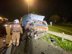 Truck driver killed in an accident involving three lorries near Slim River toll interchange