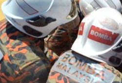 Firefighters assist in transporting 300kg man to hospital in Tasek Gelugor