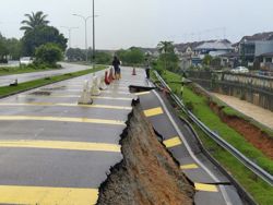 Heavy rain causes Kulai road to collapse