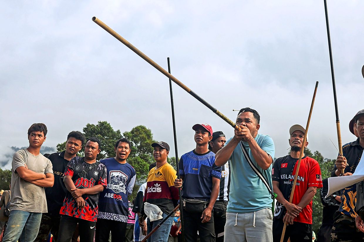 Termiar youth showing off their blowpipe skills at Pos Belatim in Gua Musang. 