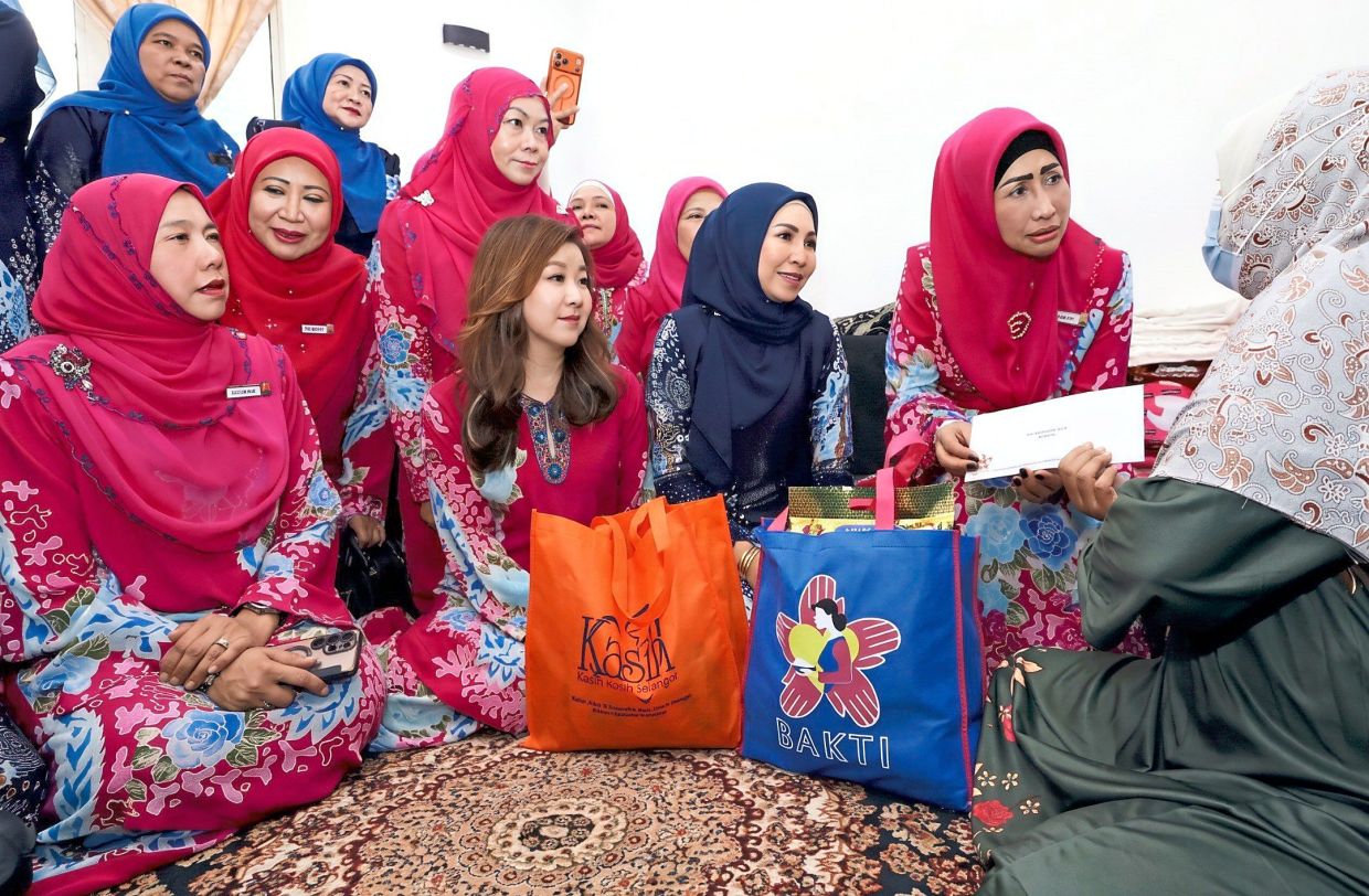 Lifting spirits: Bakti wives visiting and contributing to families in need in Gombak, Kota Raja and Kuala Selangor. — AZLINA ABDULLAH/The Star