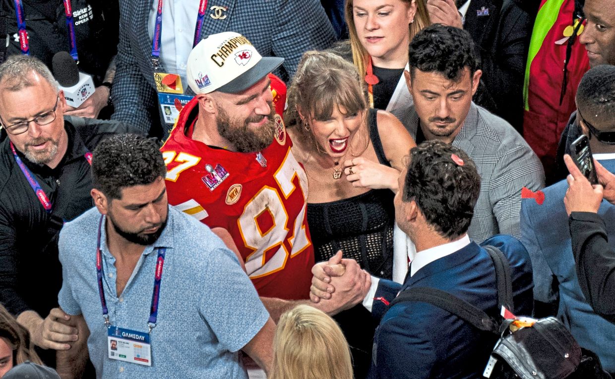 Taylor Swift and Travis Kelce inspire a couples’ Halloween costume, pairing the pop superstar’s signature sparkle with the American football star’s jersey. Photo: The New York Times