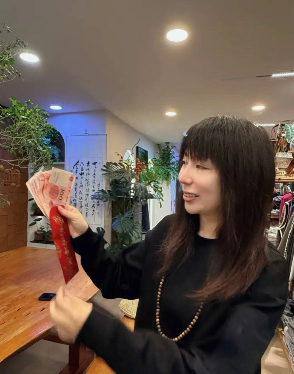 After leaving, Wang messaged Zhu to let her know he had left a red envelope behind containing 1,000 yuan (US$150), hoping it would help ease her burden. - Photo: Jimu