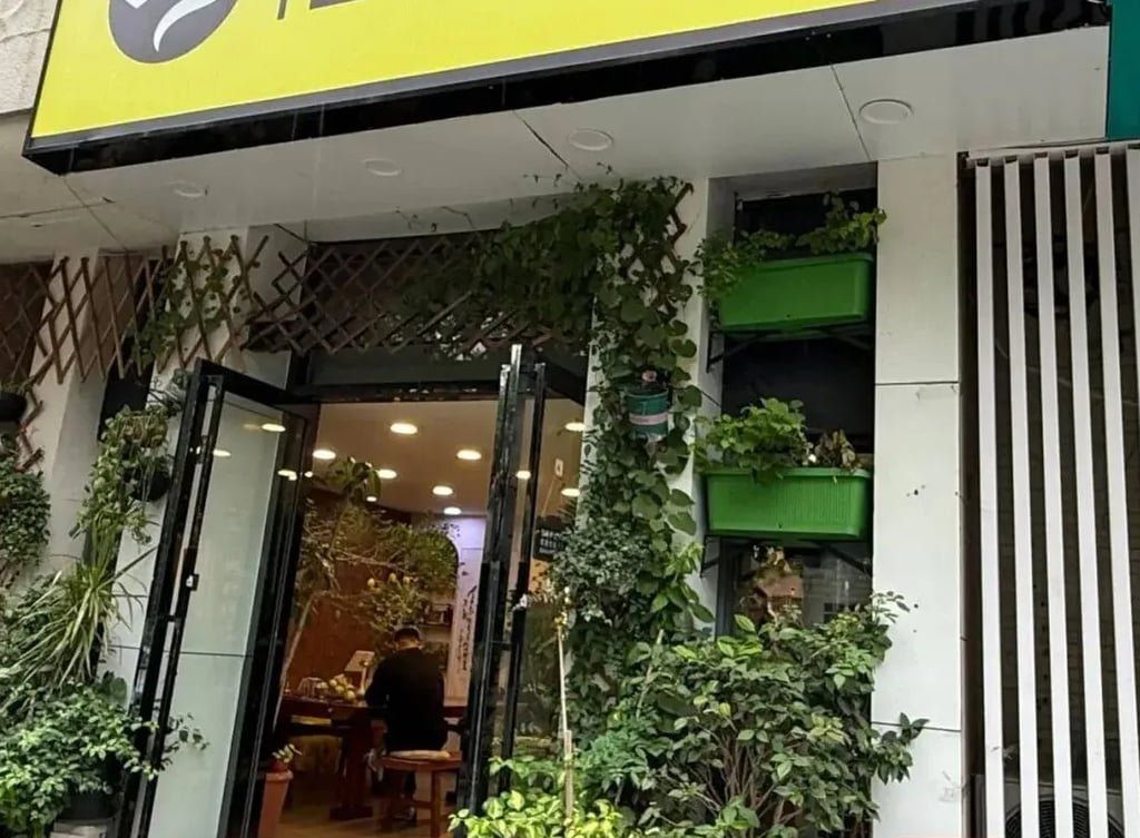 Zhu runs a clothing shop in Wuhan, and when Wang found out about her recent hardship, he paid her a surprise visit. - Photo: Jimu