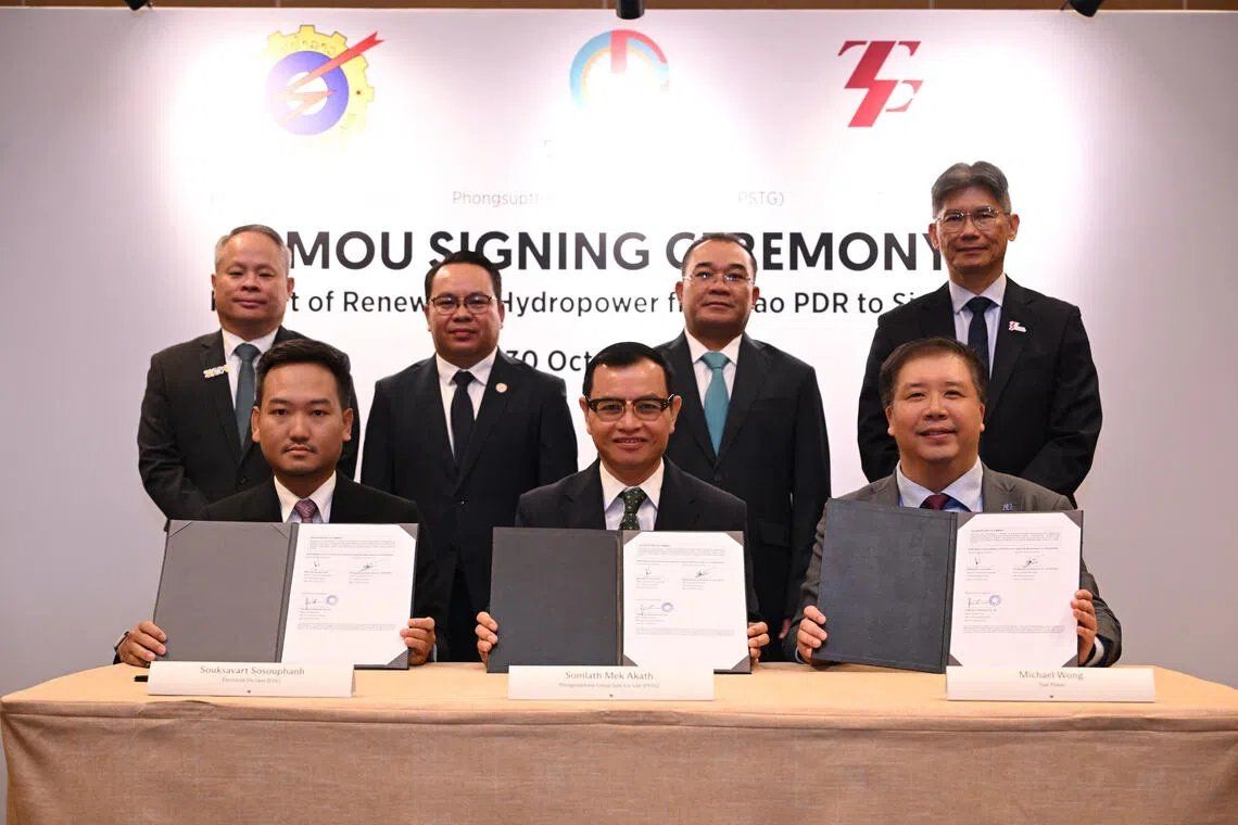 Signing of the memorandum of understanding between Tuas Power, Electricite Du Laos and Phongsupthavy Group to explore up to 500 MW of hydropower supply from Lao PDR at SIEW 2026. - Photo: TUAS POWER