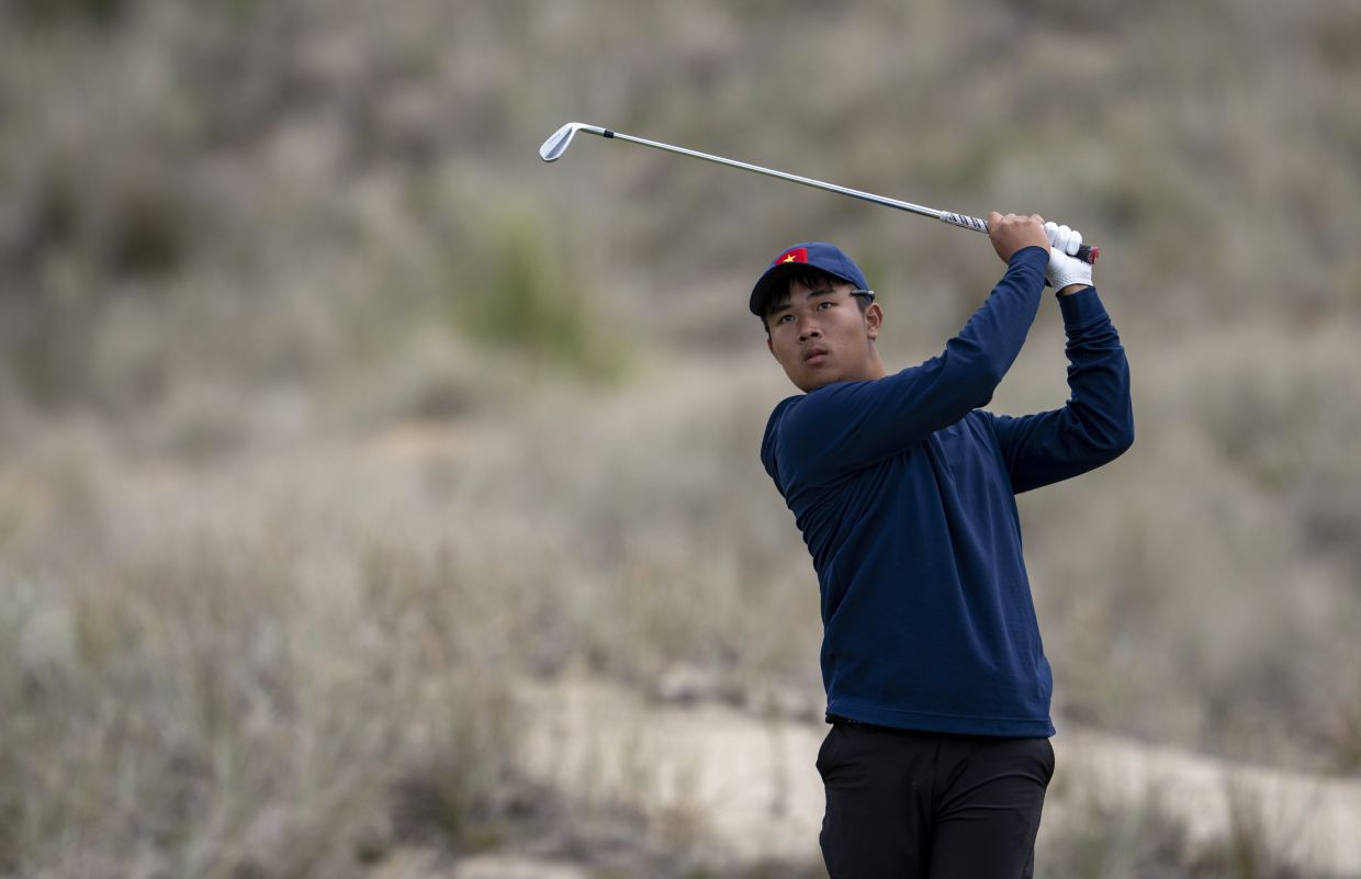 Anh Huy Ho of Vietnam plays his stroke from the No. 5 tee during the first round of the 2026 Asia-Pacific Amateur Championship, being played at the Te Arai Links, South Course in Auckland, New Zealand, on Thursday 29 October 2026. -- Photo: AAC.