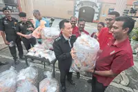 Muruku brings festive cheer to prison inmates