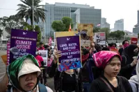 Indonesian students-activists continue to protest govt's response to climate issues; report says fire pollution has killed 3,560 people in September