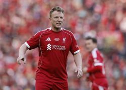 Soccer-Fenerbahce appoint Dutchman Kuyt as interim coach